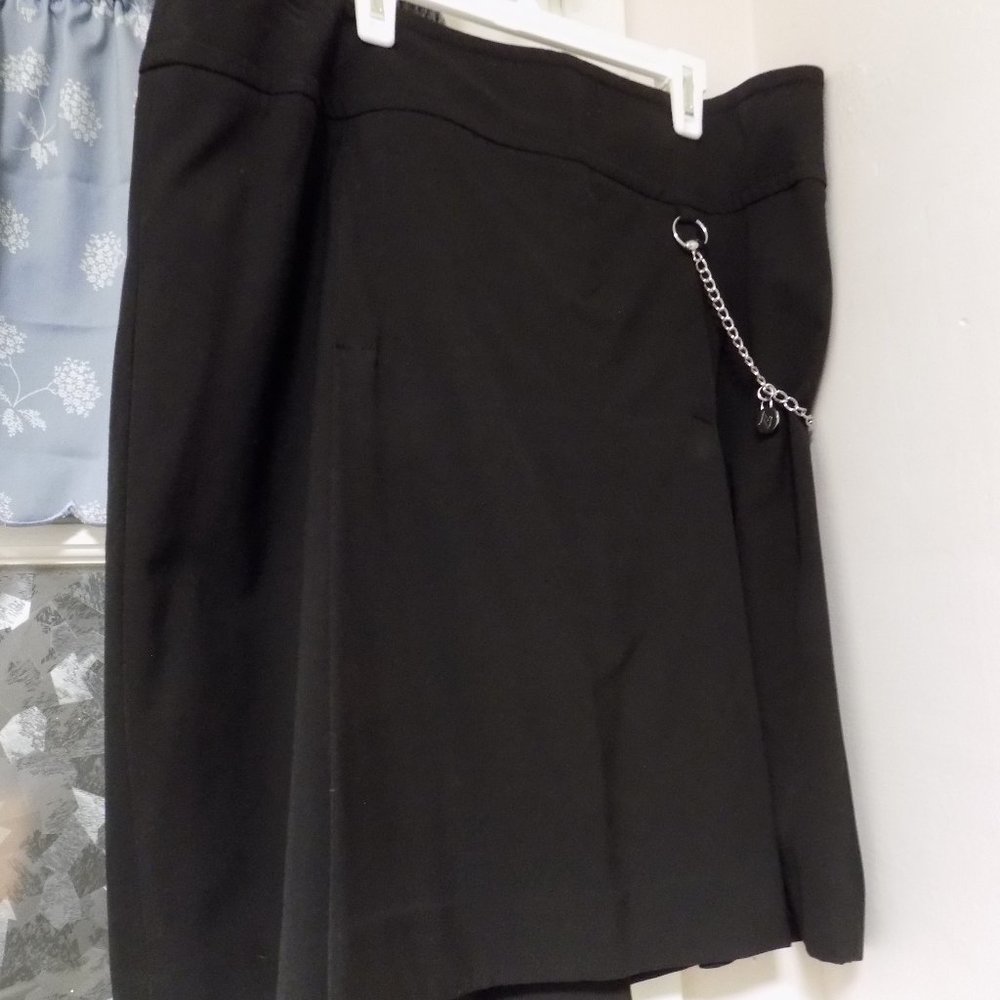 ADRIENNE VITTADINI SIZE 14 Black Skirt with chain with pockets